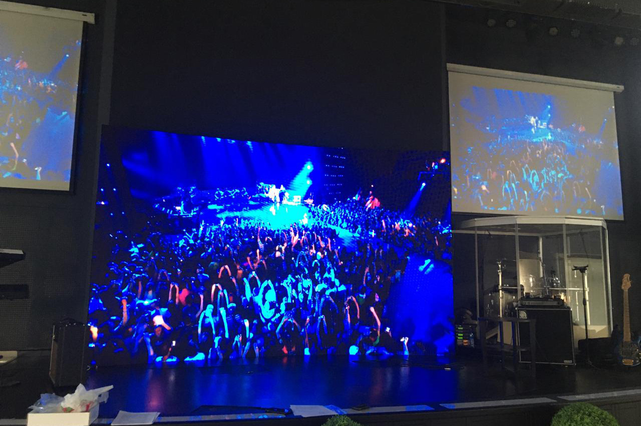 Hermosa pantalla LED curva de 5x3 metros en la Ciudad de Baní.