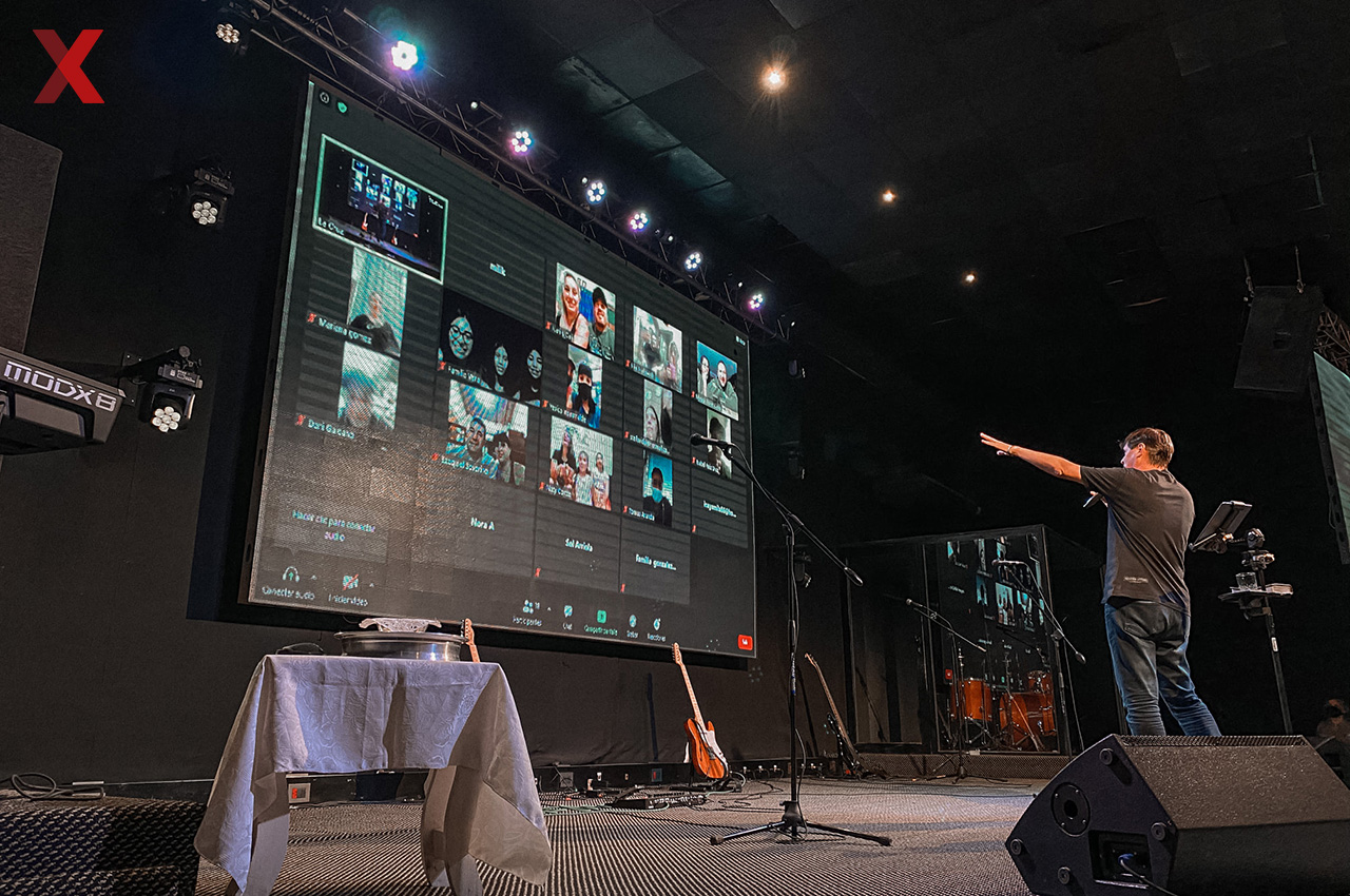 LA POSIBILIDAD DE ESTAR PRESENTE EN EL CULTO, INCLUSO DESDE CASA.