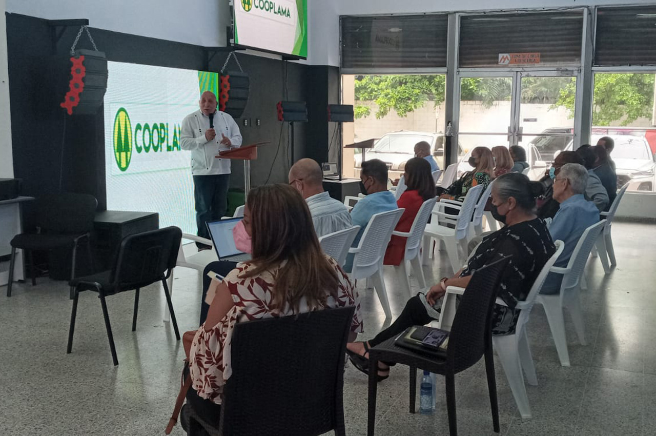 Reuniones con gente de COOPLAMA y pastores.