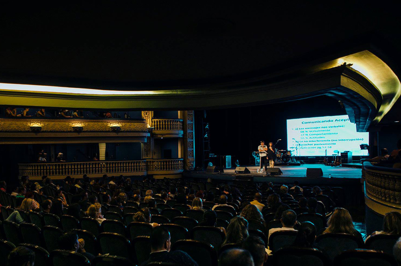 Imponente pantalla de Nexos 7x3 P5 en evento en Alicante, España.